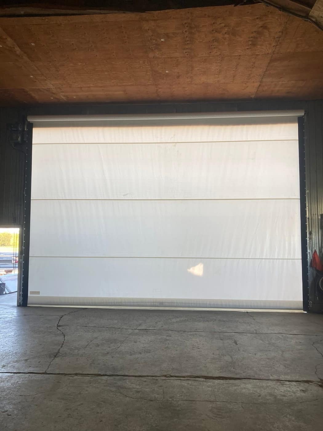 Porte commerciale (intérieur), réalisation de Portes de garage Trudeau en Montérégie Ouest