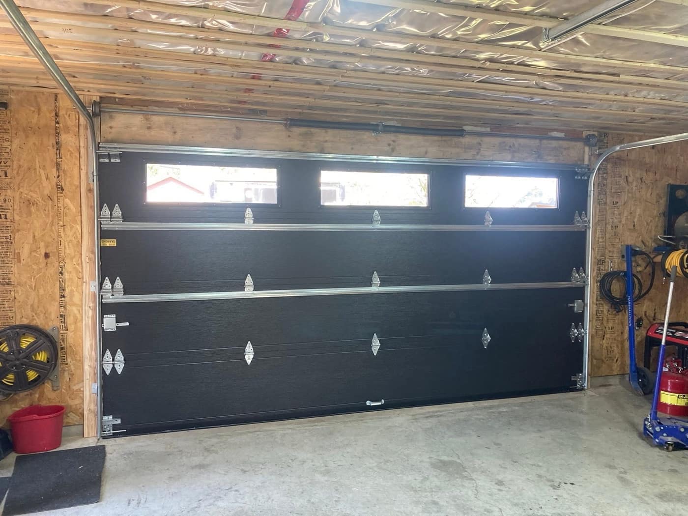 Installation intérieure, réalisation de Portes de garage Trudeau en Montérégie Ouest