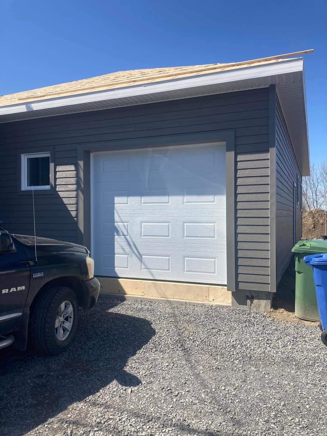 Porte résidentielle blanche, réalisation de Portes de garage Trudeau en Montérégie Ouest