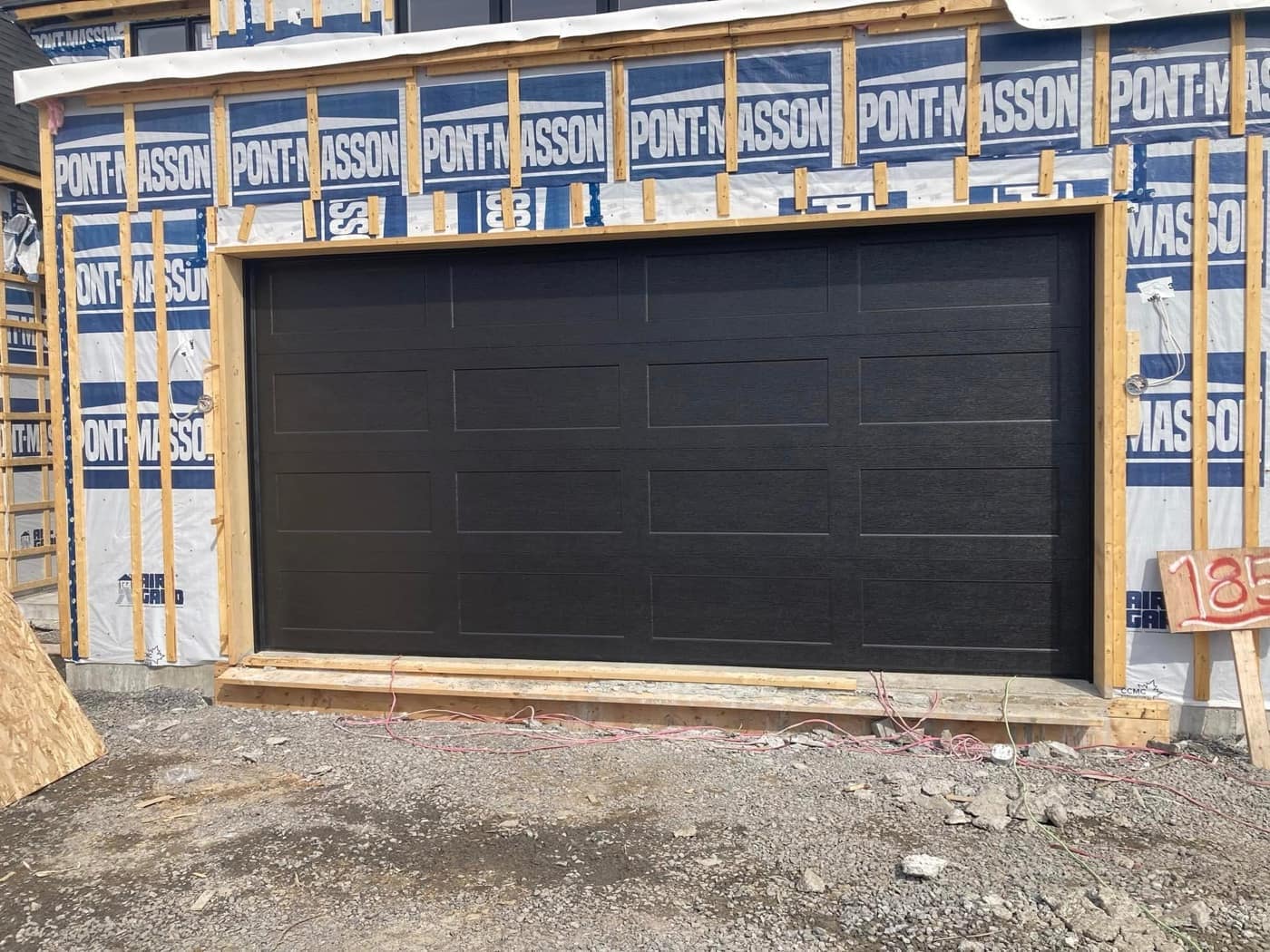 Porte moderne, réalisation de Portes de garage Trudeau en Montérégie Ouest