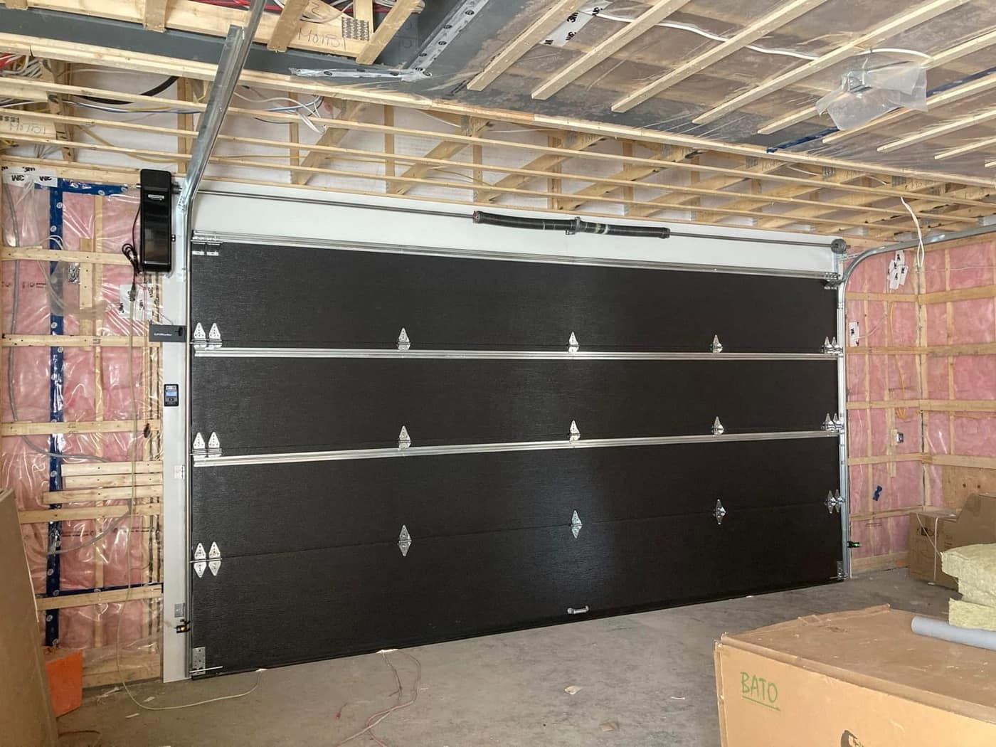Installation intérieure, réalisation de Portes de garage Trudeau en Montérégie Ouest