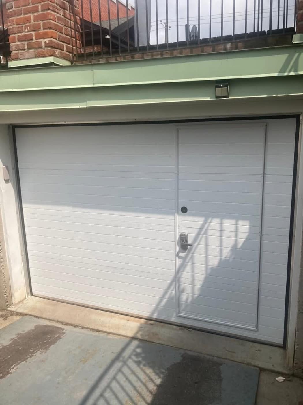 Porte avec porte piétonne, réalisation de Portes de garage Trudeau en Montérégie Ouest