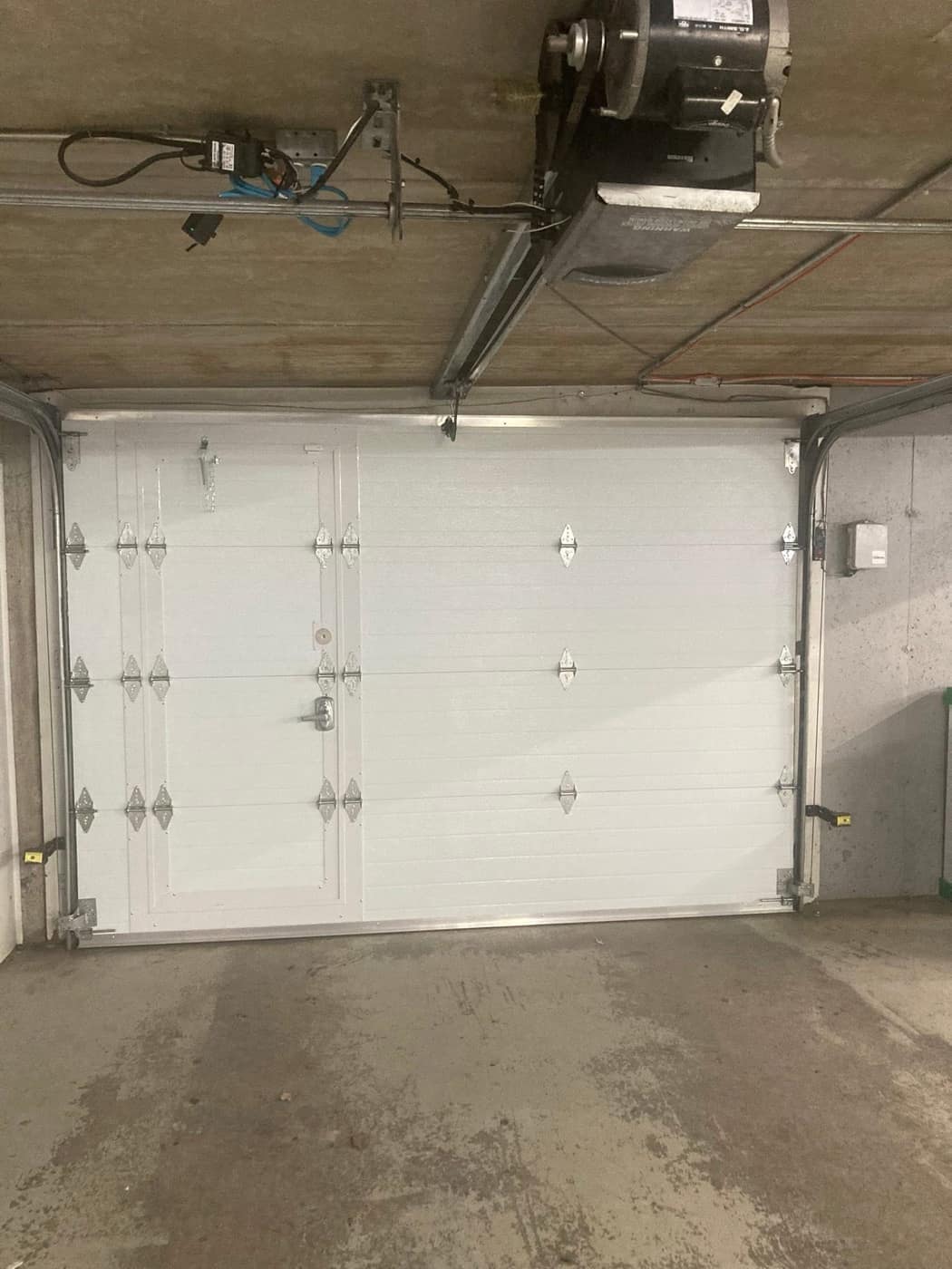 Ouvre-porte et finition, réalisation de Portes de garage Trudeau en Montérégie Ouest